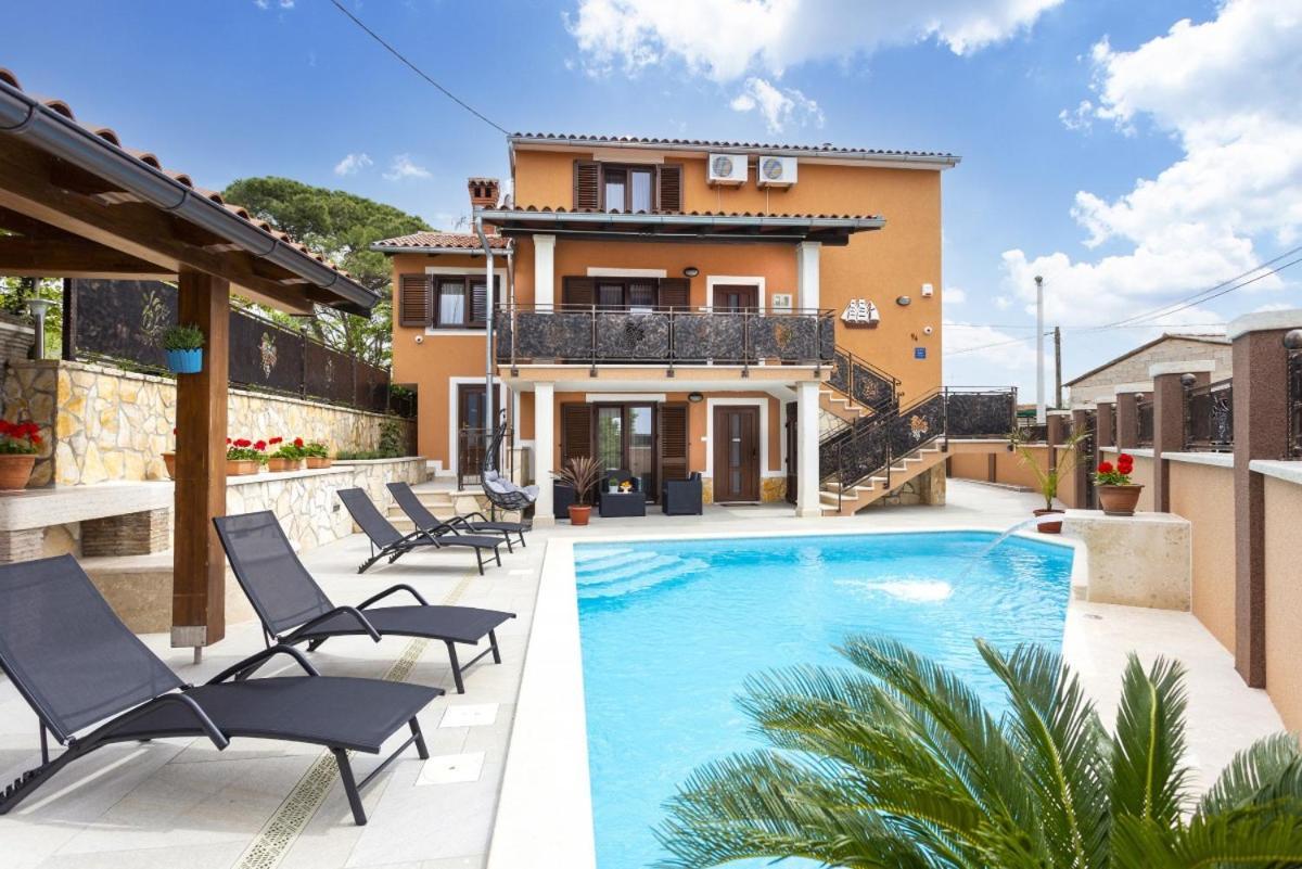 Villa Vita In Porec - Haus Fuer 6-8 Personen Kaštelir Екстериор снимка